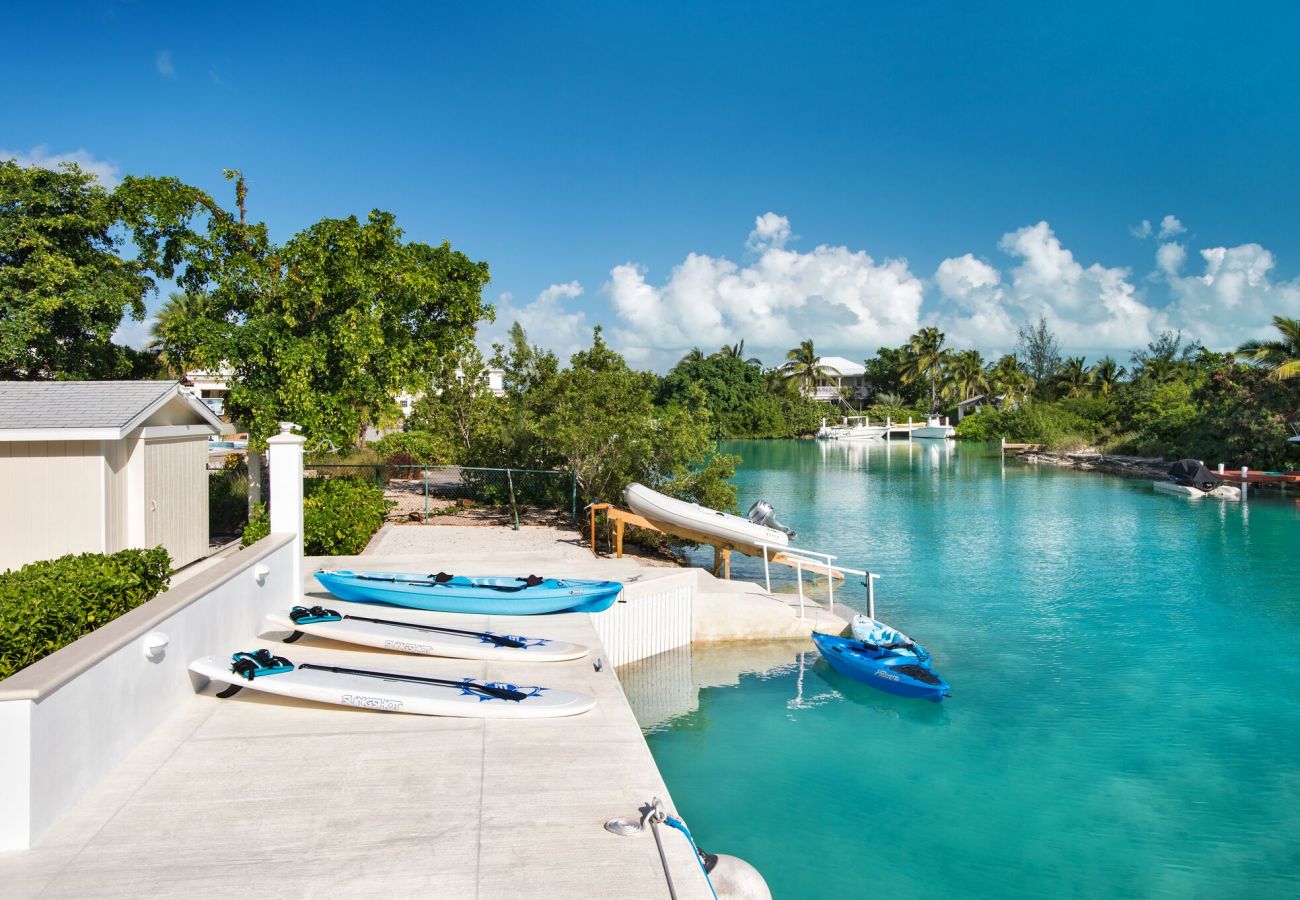 House in Grace Bay - Leeward Canal, Grace Bay - Kayaks, SUPs & Beautiful Pool - Villa Cariad