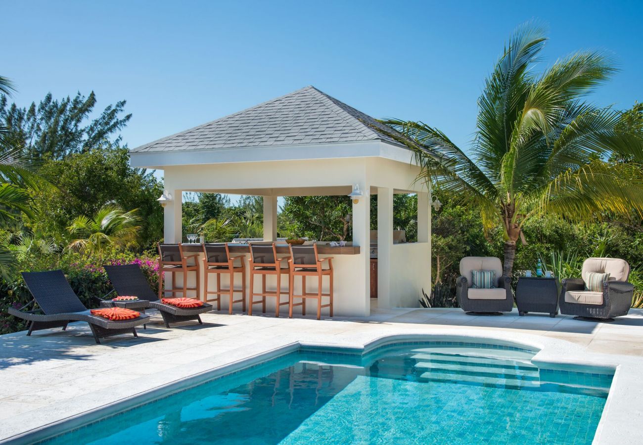 House in Grace Bay - Leeward Canal, Grace Bay - Kayaks, SUPs & Beautiful Pool - Villa Cariad