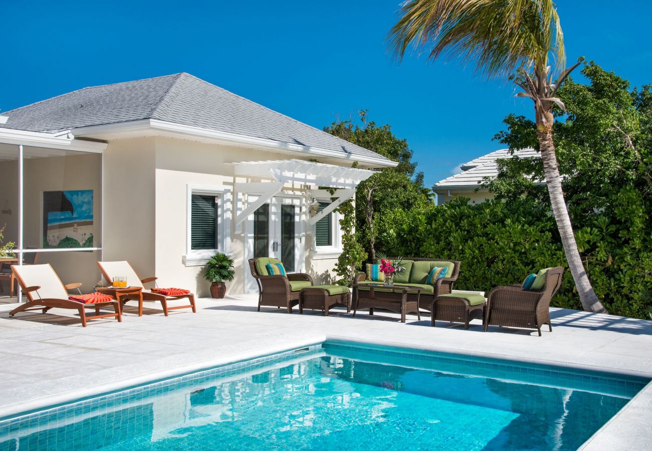 House in Grace Bay - Leeward Canal, Grace Bay - Kayaks, SUPs & Beautiful Pool - Villa Cariad