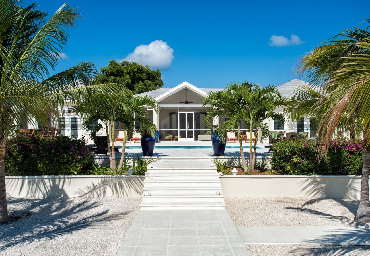 House in Grace Bay - Leeward Canal, Grace Bay - Kayaks, SUPs & Beautiful Pool - Villa Cariad