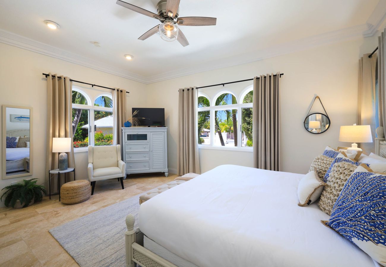 House in Grace Bay - Leeward Canal, Grace Bay - Kayaks, SUPs & Beautiful Pool - Villa Cariad