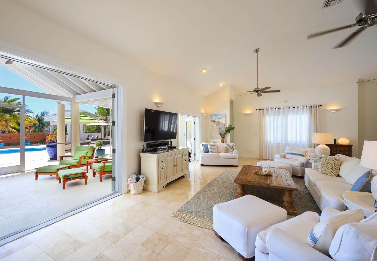 House in Grace Bay - Leeward Canal, Grace Bay - Kayaks, SUPs & Beautiful Pool - Villa Cariad