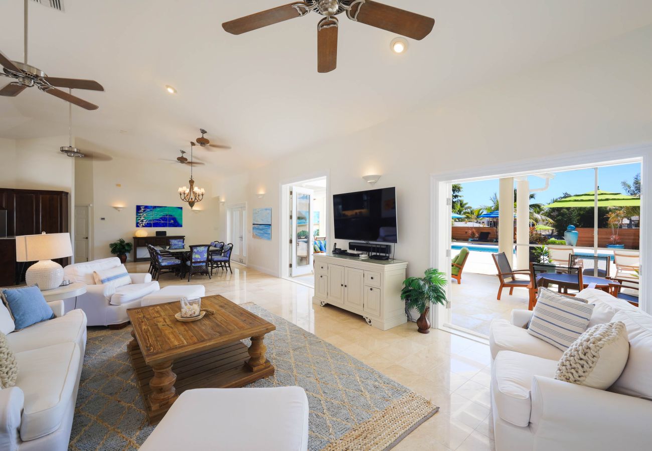 House in Grace Bay - Leeward Canal, Grace Bay - Kayaks, SUPs & Beautiful Pool - Villa Cariad