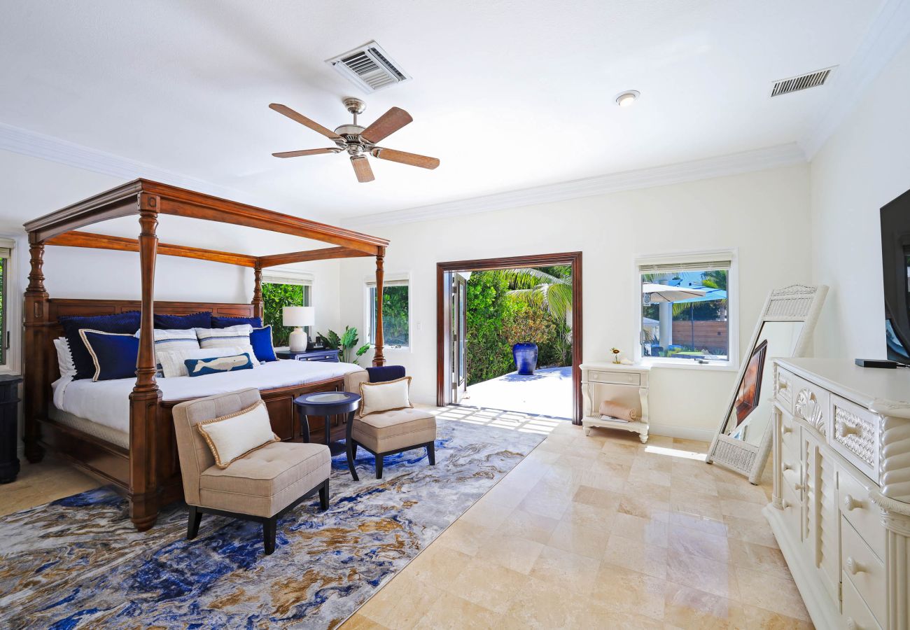 House in Grace Bay - Leeward Canal, Grace Bay - Kayaks, SUPs & Beautiful Pool - Villa Cariad