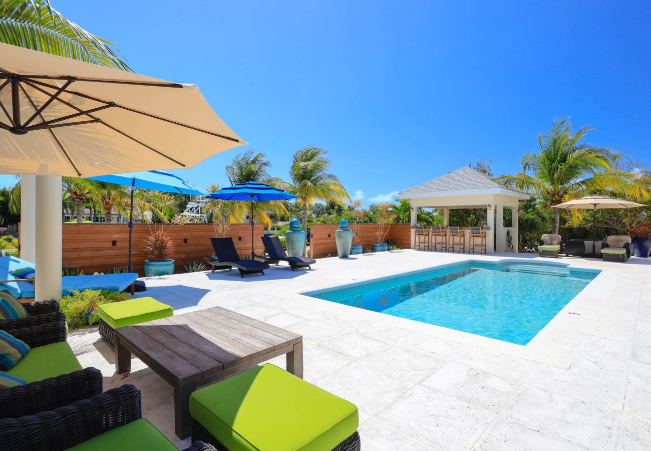 House in Grace Bay - Leeward Canal, Grace Bay - Kayaks, SUPs & Beautiful Pool - Villa Cariad