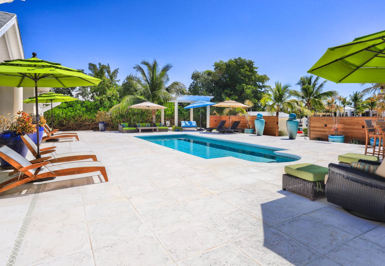 House in Grace Bay - Leeward Canal, Grace Bay - Kayaks, SUPs & Beautiful Pool - Villa Cariad