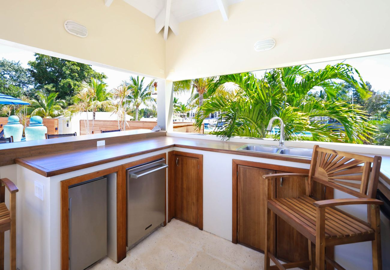 House in Grace Bay - Leeward Canal, Grace Bay - Kayaks, SUPs & Beautiful Pool - Villa Cariad