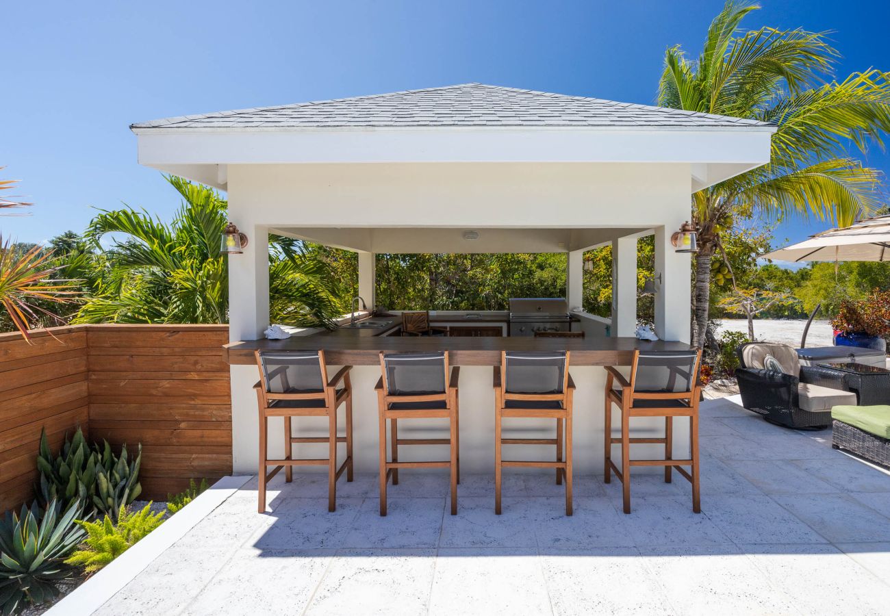 House in Grace Bay - Leeward Canal, Grace Bay - Kayaks, SUPs & Beautiful Pool - Villa Cariad