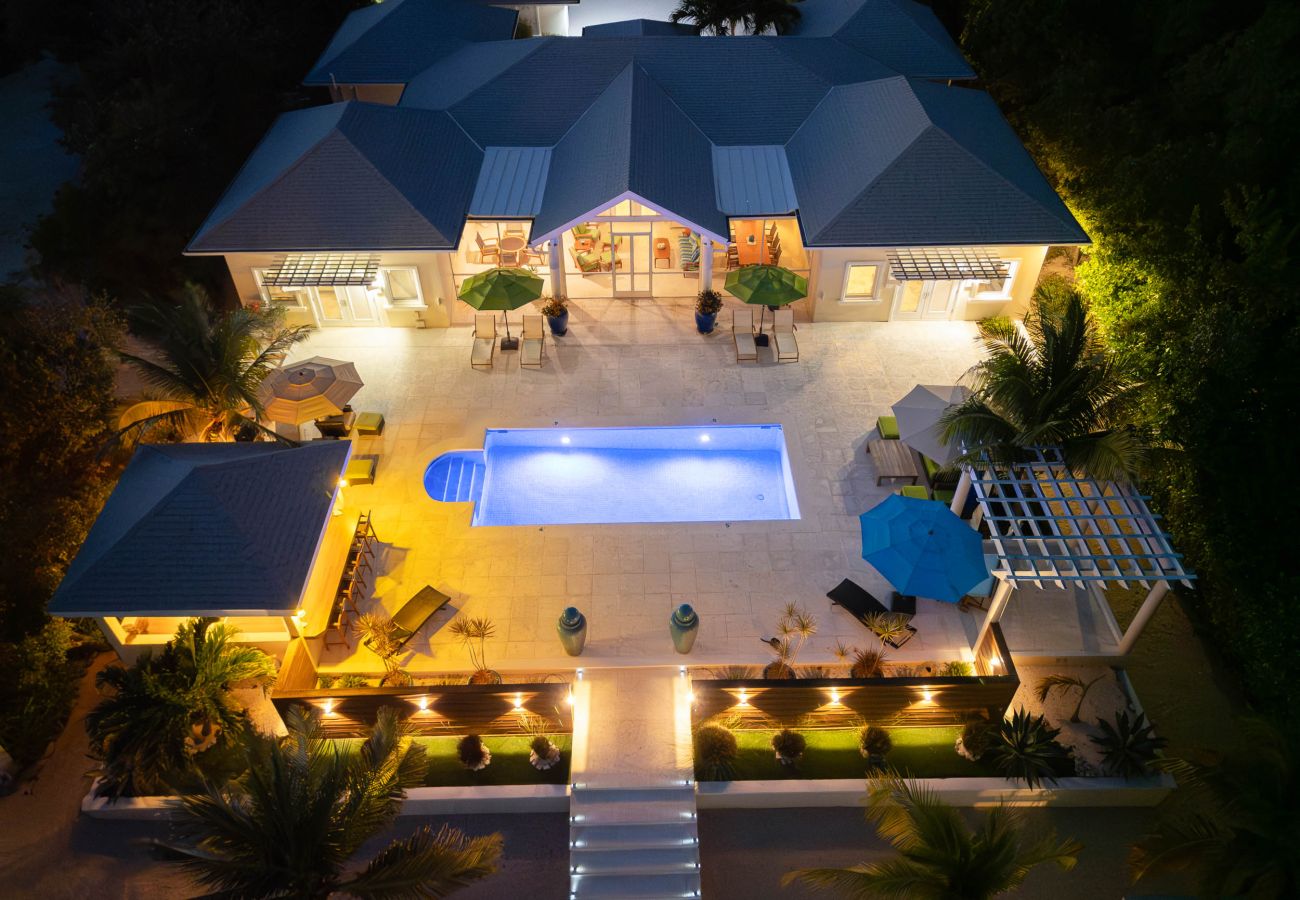 House in Grace Bay - Leeward Canal, Grace Bay - Kayaks, SUPs & Beautiful Pool - Villa Cariad