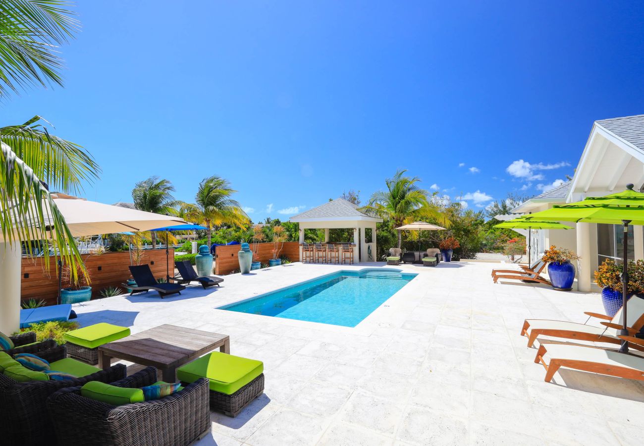 House in Grace Bay - Leeward Canal, Grace Bay - Kayaks, SUPs & Beautiful Pool - Villa Cariad