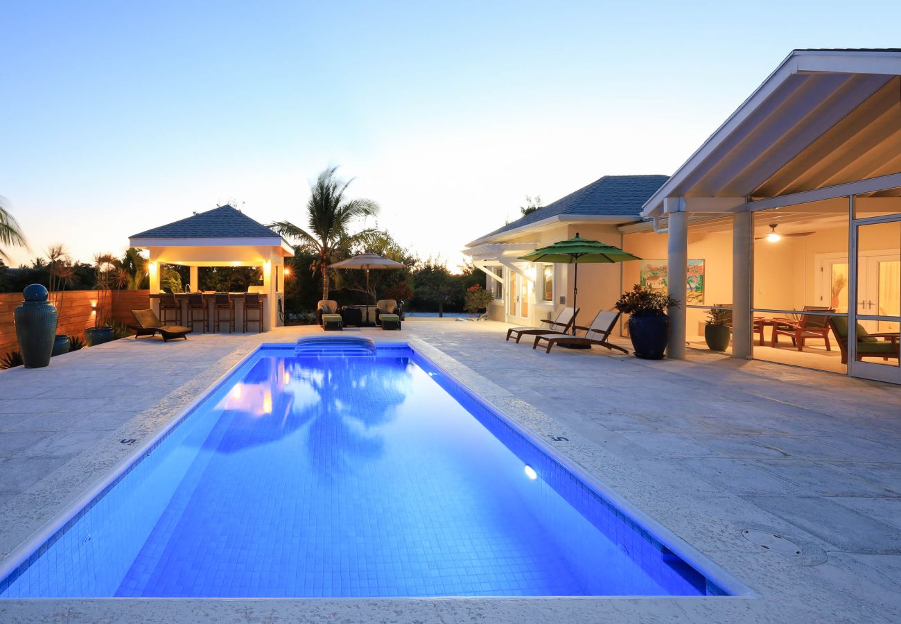 House in Grace Bay - Leeward Canal, Grace Bay - Kayaks, SUPs & Beautiful Pool - Villa Cariad