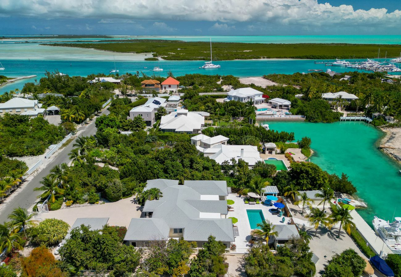 House in Grace Bay - Leeward Canal, Grace Bay - Kayaks, SUPs & Beautiful Pool - Villa Cariad