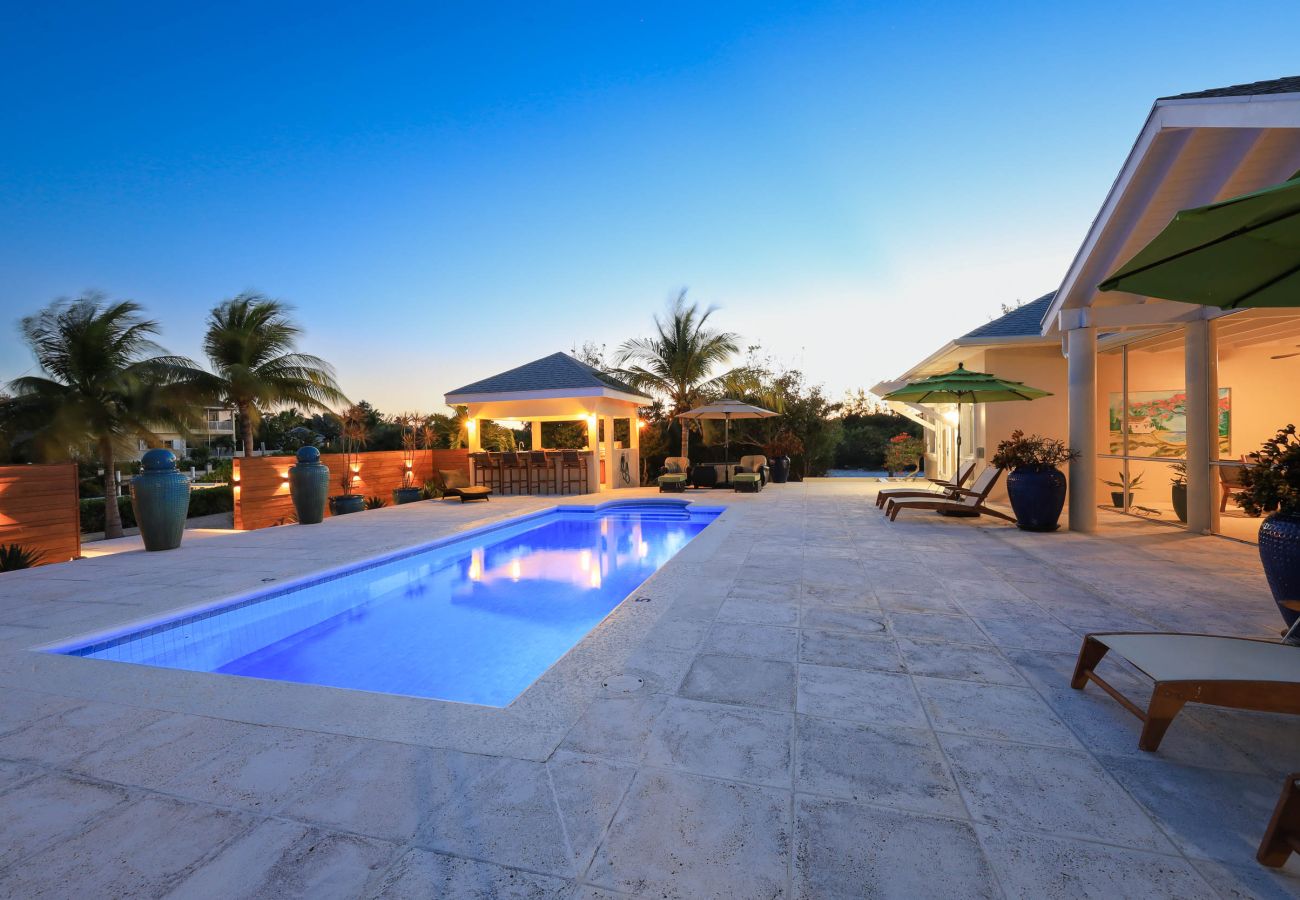 House in Grace Bay - Leeward Canal, Grace Bay - Kayaks, SUPs & Beautiful Pool - Villa Cariad