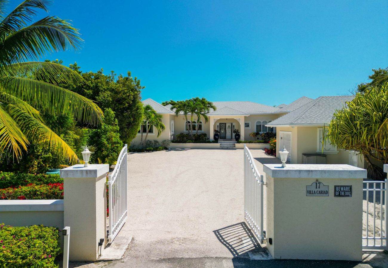 House in Grace Bay - Leeward Canal, Grace Bay - Kayaks, SUPs & Beautiful Pool - Villa Cariad