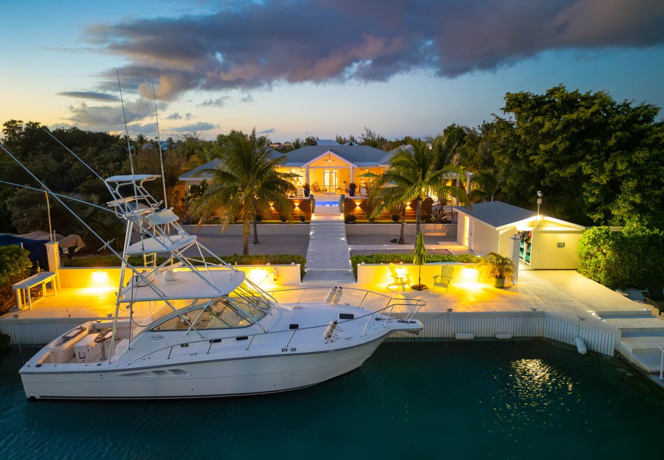 House in Grace Bay - Leeward Canal, Grace Bay - Kayaks, SUPs & Beautiful Pool - Villa Cariad