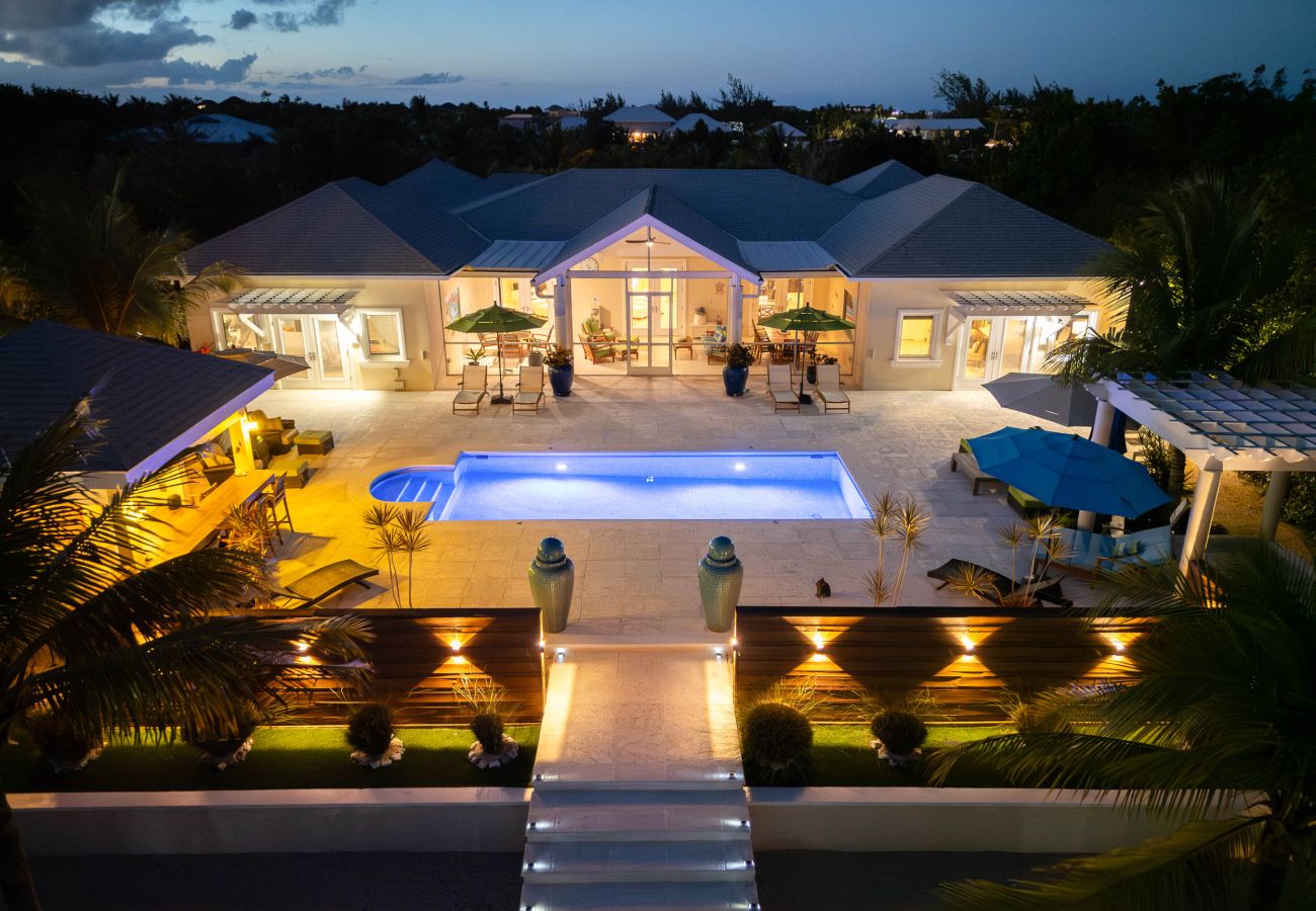 House in Grace Bay - Leeward Canal, Grace Bay - Kayaks, SUPs & Beautiful Pool - Villa Cariad