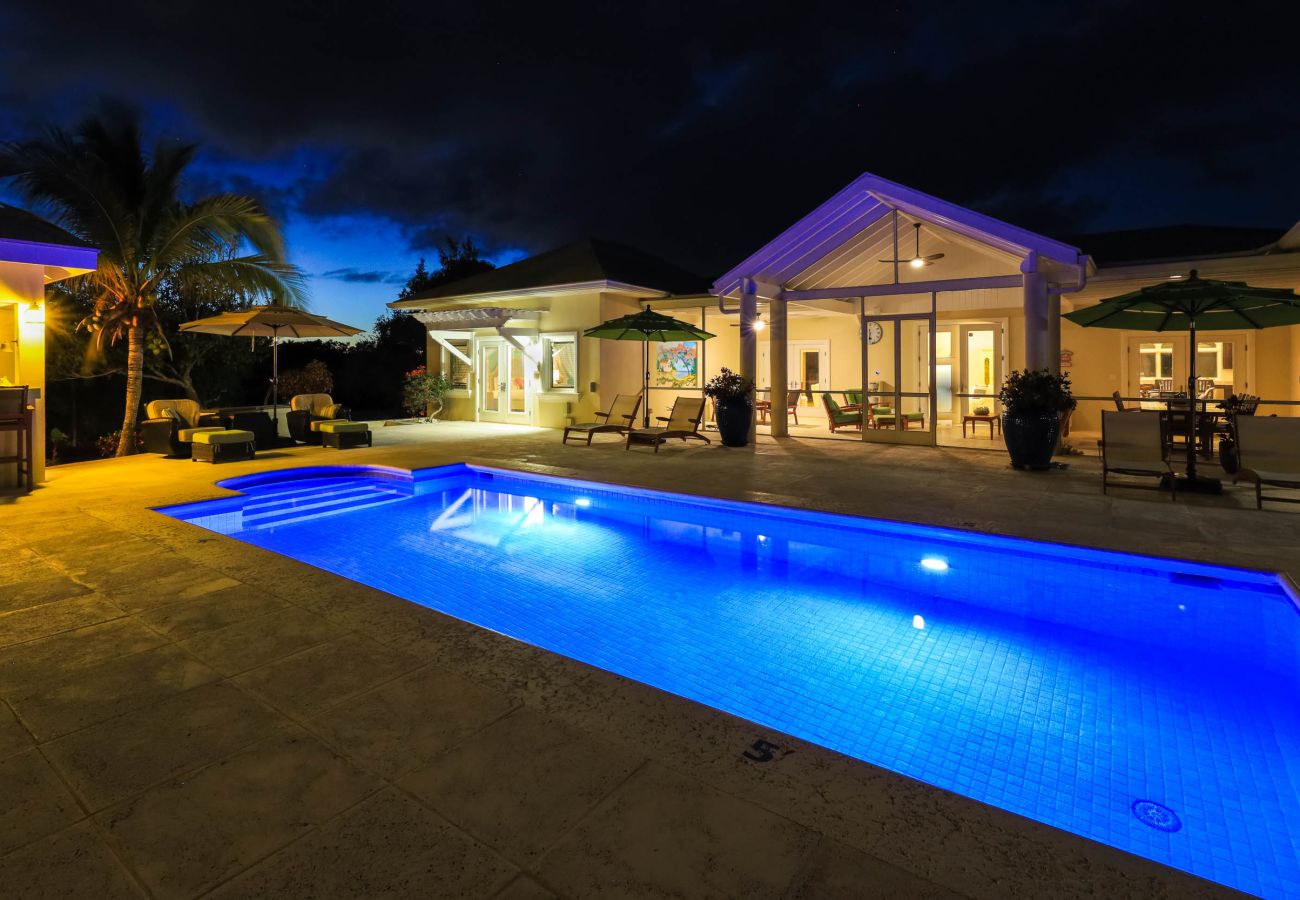 House in Grace Bay - Leeward Canal, Grace Bay - Kayaks, SUPs & Beautiful Pool - Villa Cariad