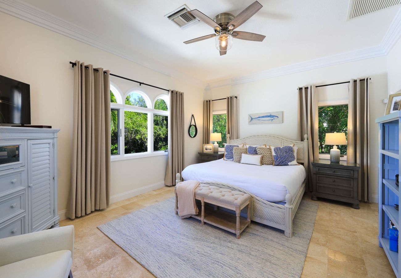 House in Grace Bay - Leeward Canal, Grace Bay - Kayaks, SUPs & Beautiful Pool - Villa Cariad