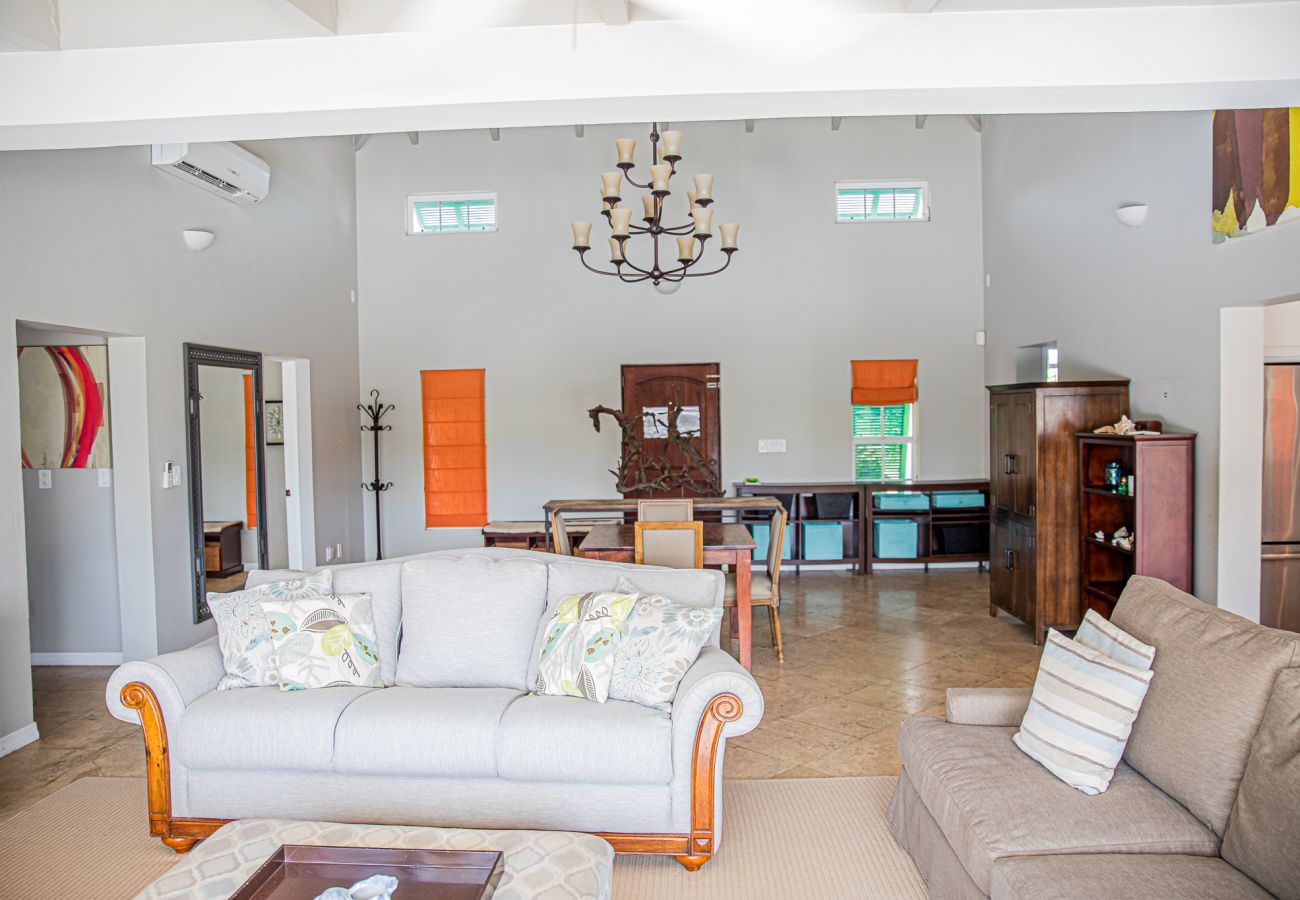 House in Grace Bay - Starfish House - The Perfect Golf & Beach Getaway in Grace Bay