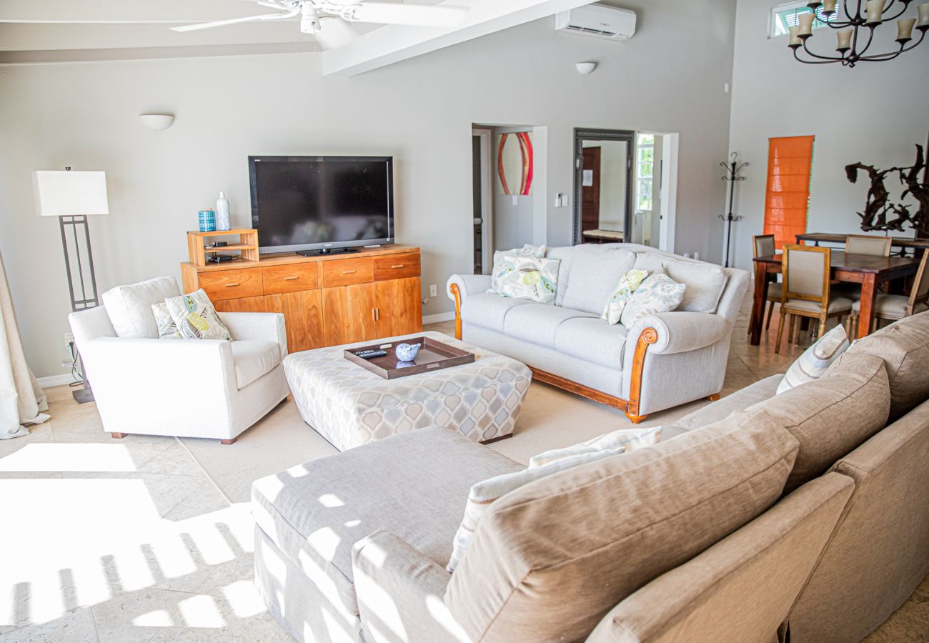 House in Grace Bay - Starfish House - The Perfect Golf & Beach Getaway in Grace Bay