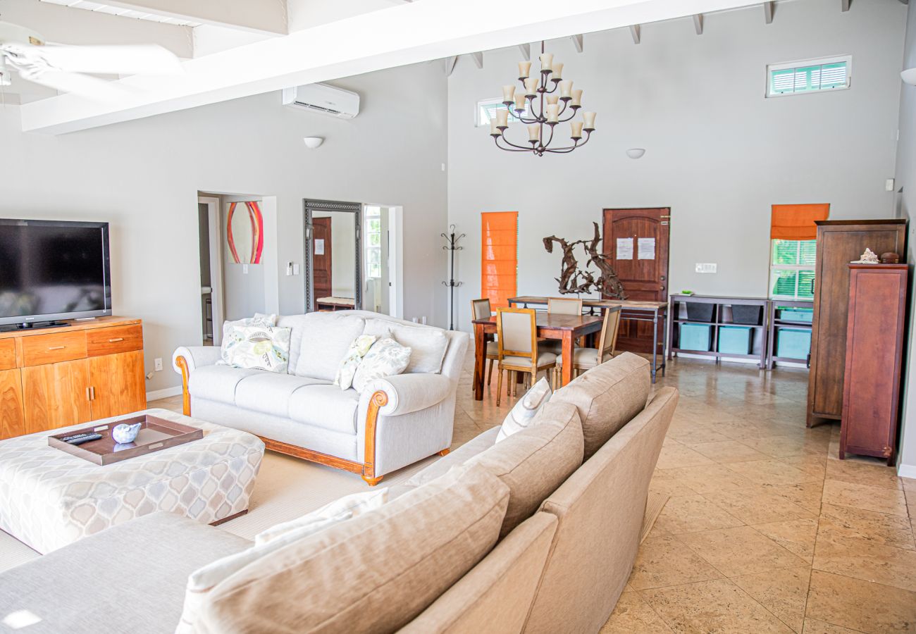 House in Grace Bay - Starfish House - The Perfect Golf & Beach Getaway in Grace Bay