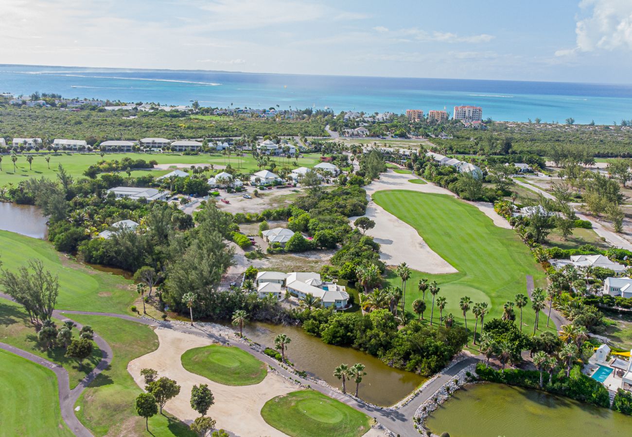 House in Grace Bay - Starfish House - The Perfect Golf & Beach Getaway in Grace Bay