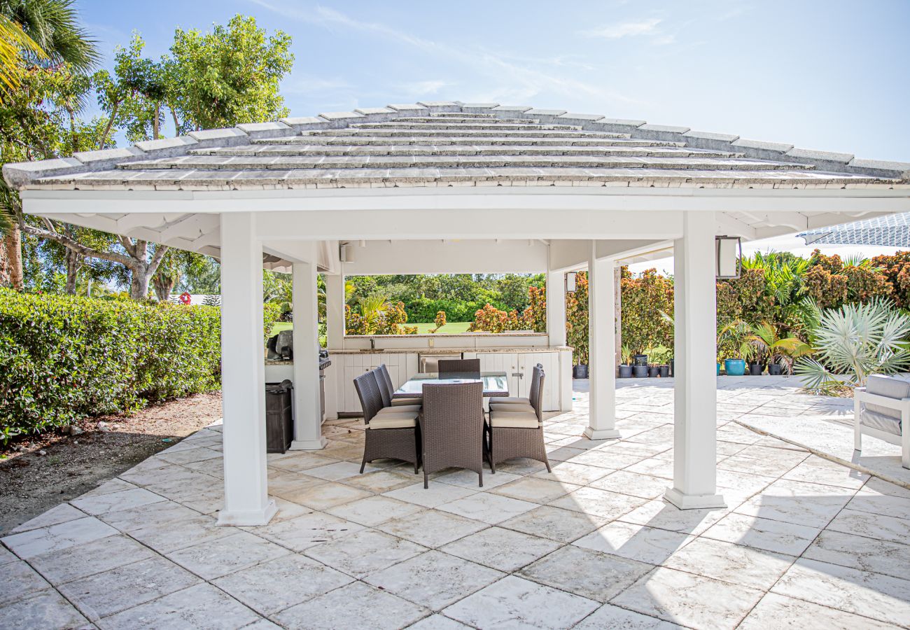 House in Grace Bay - Starfish House - The Perfect Golf & Beach Getaway in Grace Bay