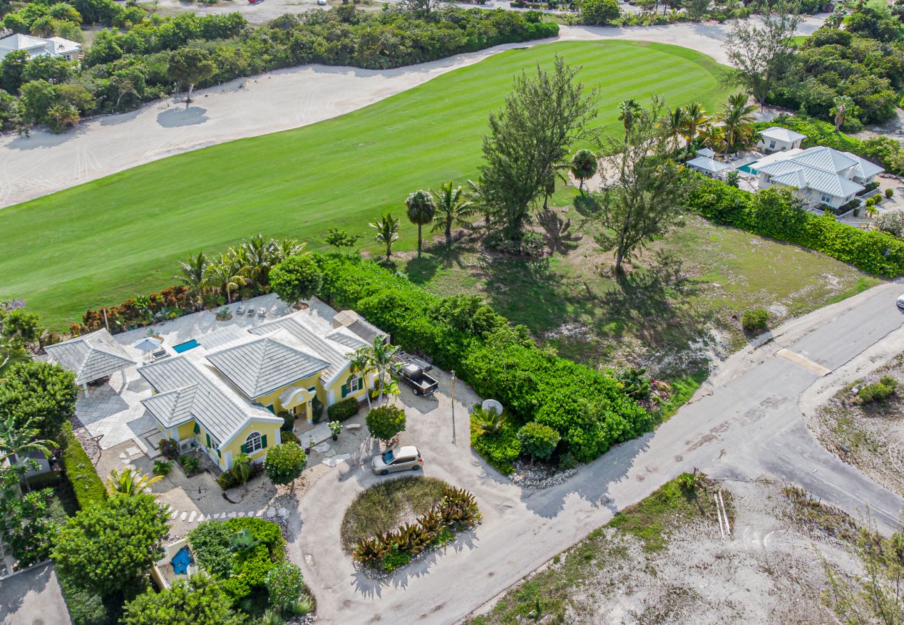 House in Grace Bay - Starfish House - The Perfect Golf & Beach Getaway in Grace Bay