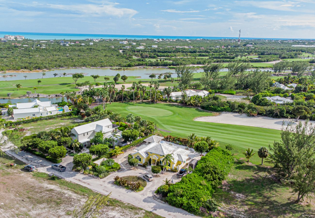 House in Grace Bay - Starfish House - The Perfect Golf & Beach Getaway in Grace Bay