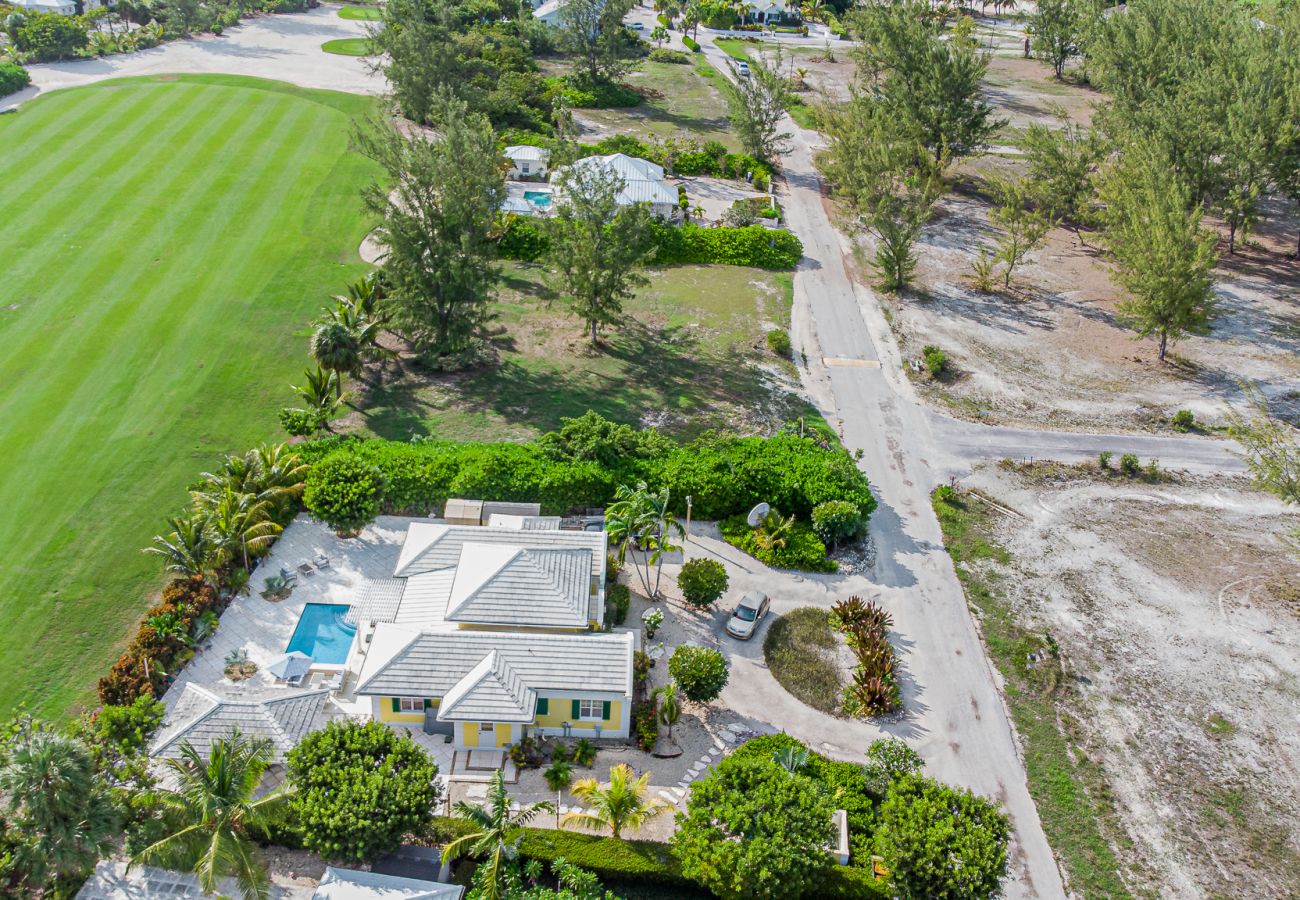 House in Grace Bay - Starfish House - The Perfect Golf & Beach Getaway in Grace Bay