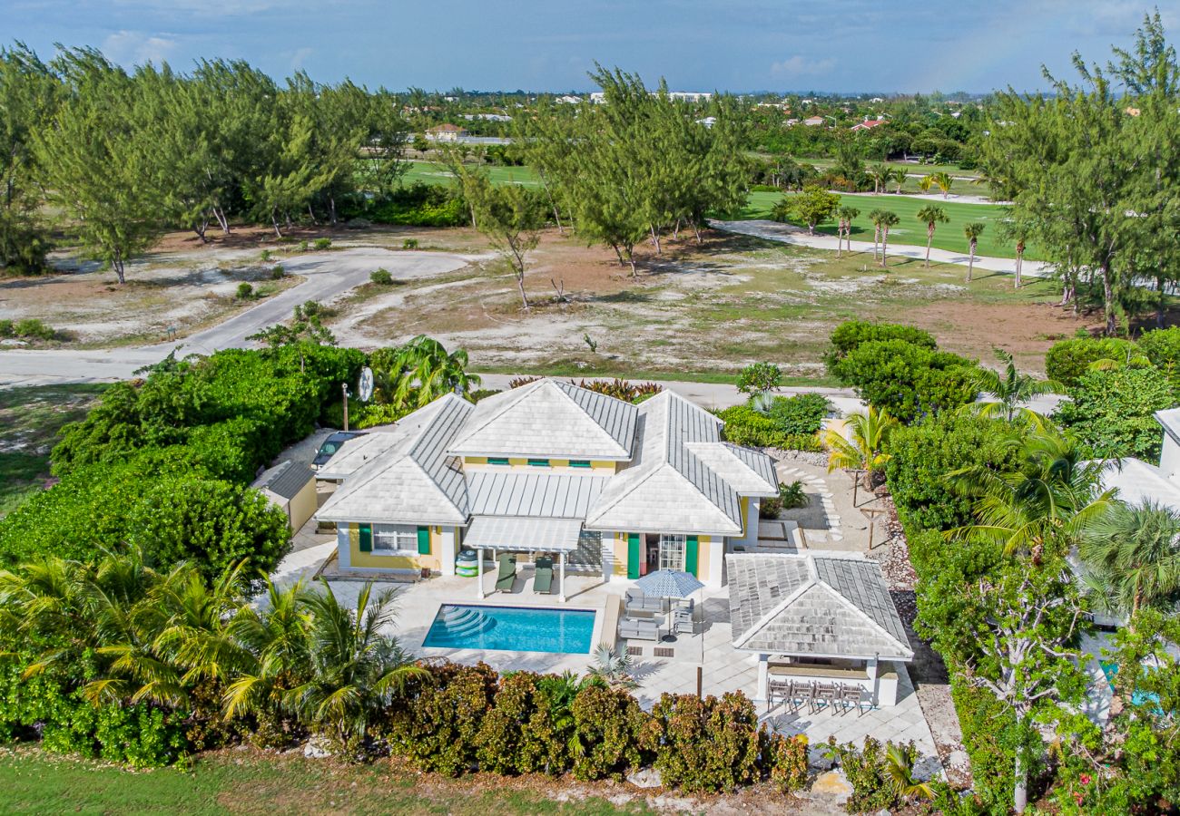 House in Grace Bay - Starfish House - The Perfect Golf & Beach Getaway in Grace Bay