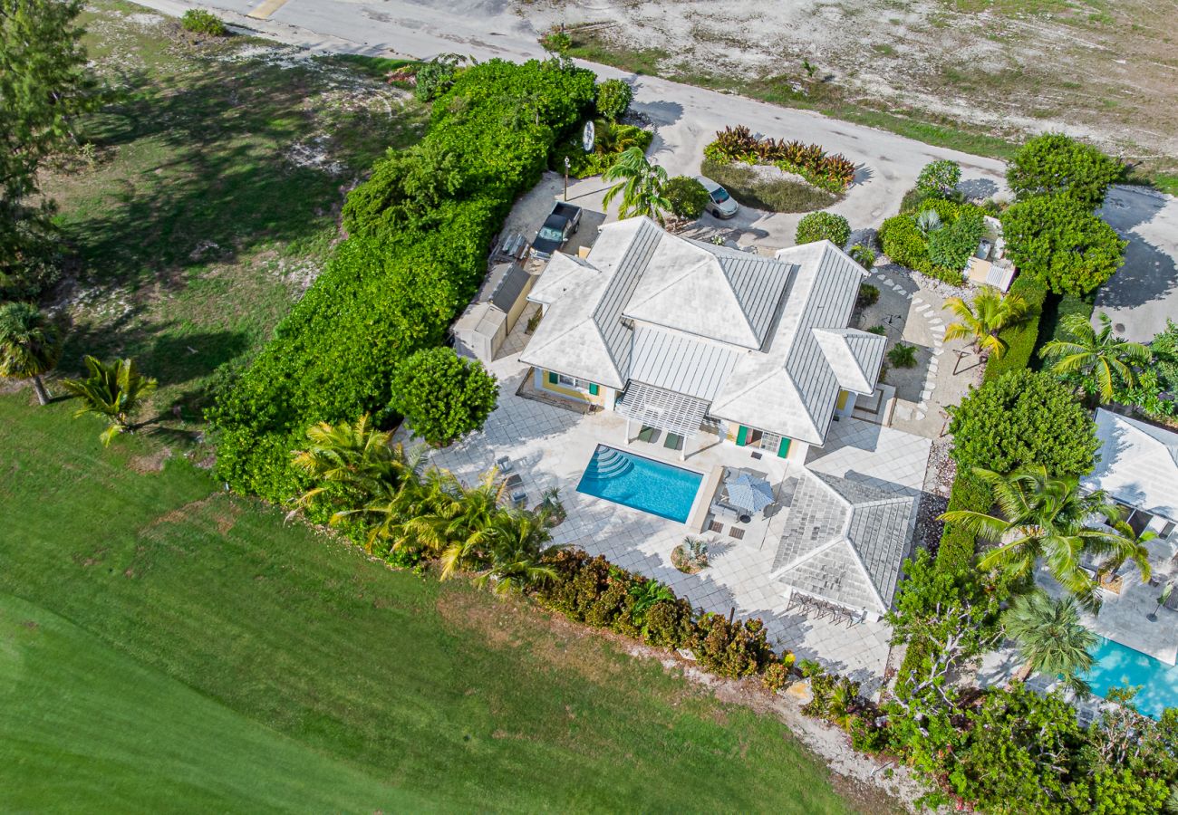 House in Grace Bay - Starfish House - The Perfect Golf & Beach Getaway in Grace Bay